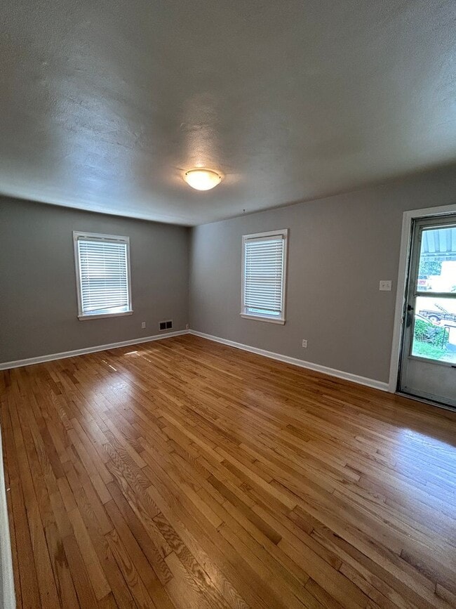 Building Photo - Adorable 2 BR home - Convenient to all thi...