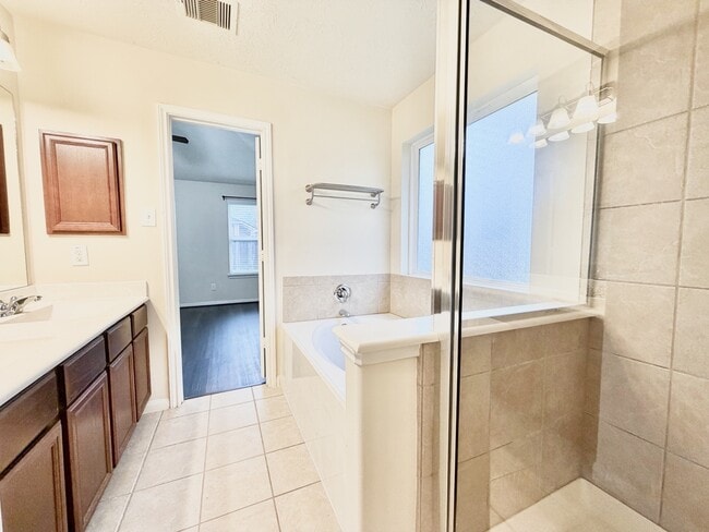 Building Photo - 11823 Green Colling Park Dr