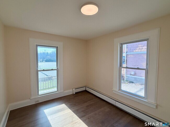 Building Photo - 690 Main St