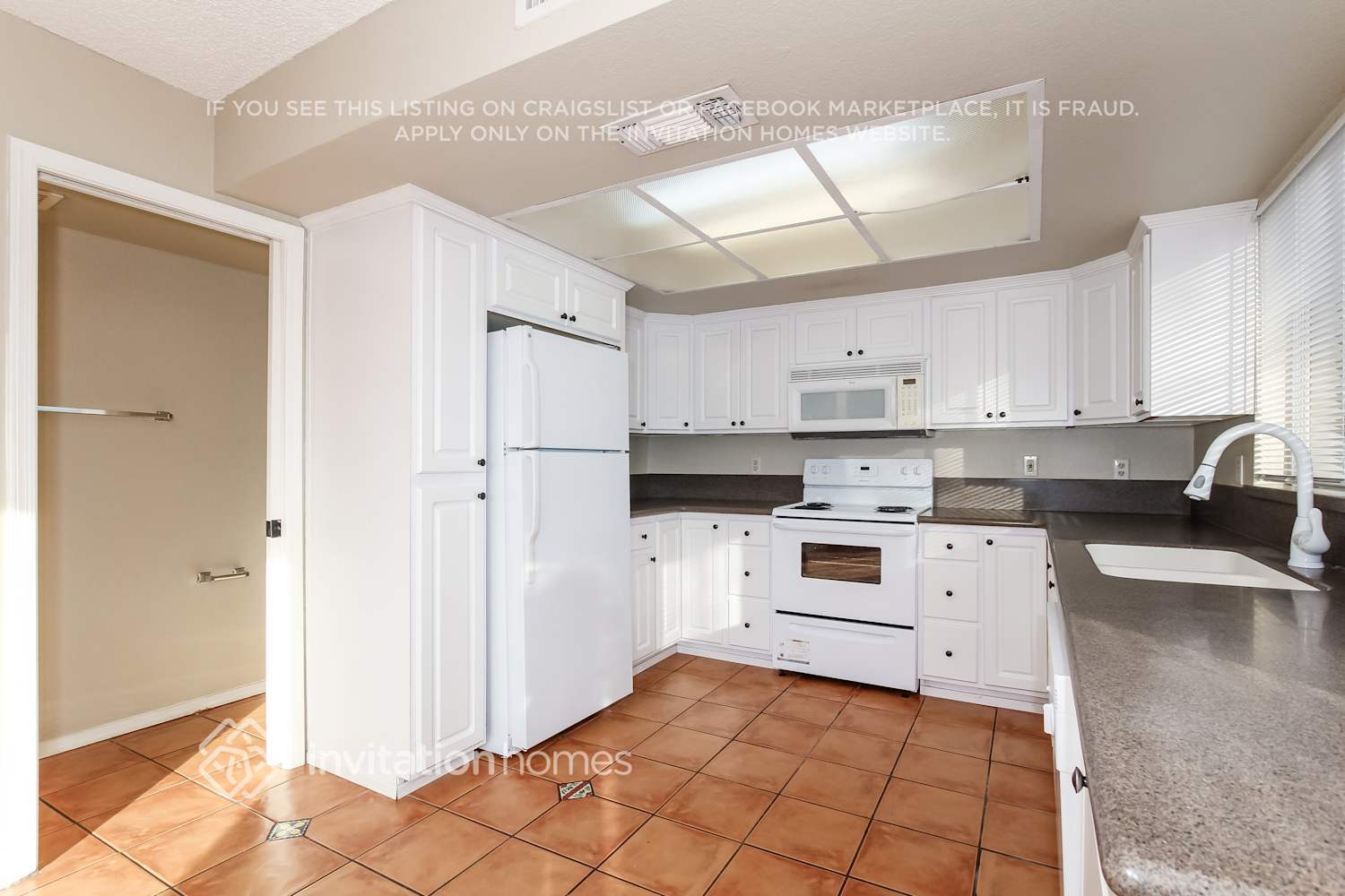 Building Photo - 429 W Renee Dr