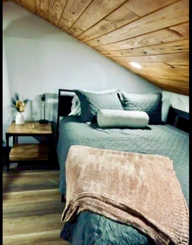 Building Photo - 373 Saddle Surrey Rd