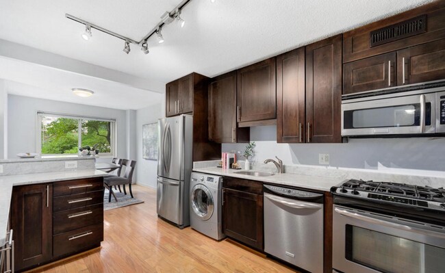 Building Photo - Beautiful Three-Bedroom Apartment In Tacom...