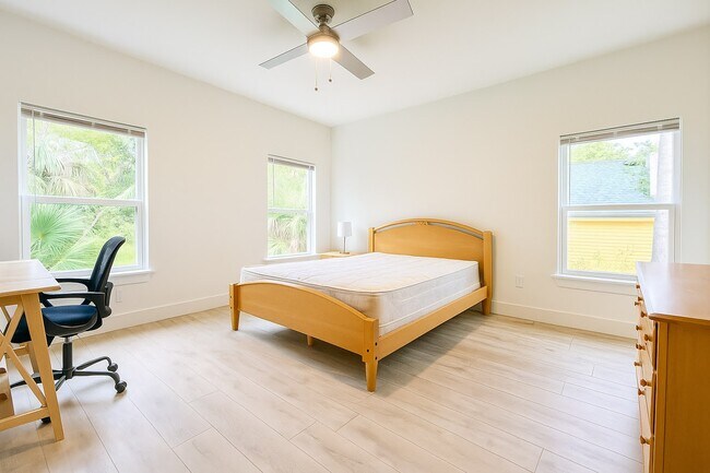 Building Photo - 716 Cathedral Pl