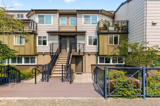 Building Photo - Bright & Updated 2BR Townhome in the Heart of Redmond – Near Light Rail & Marymoor Park