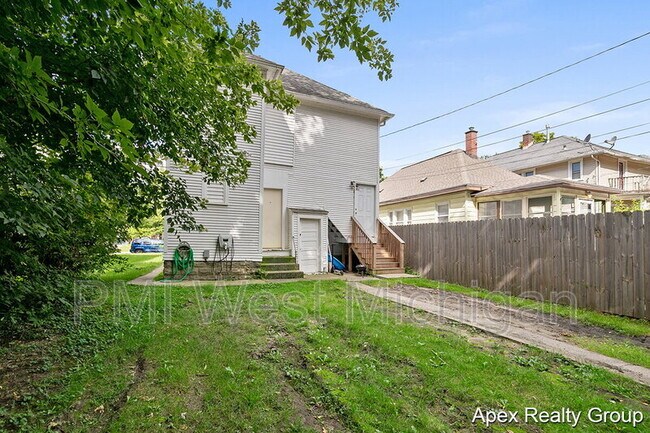 Building Photo - 1530 Quarry Ave NW