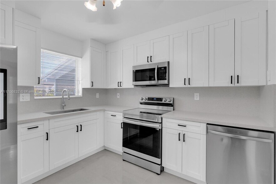 Building Photo - 721 SW 64th Ter