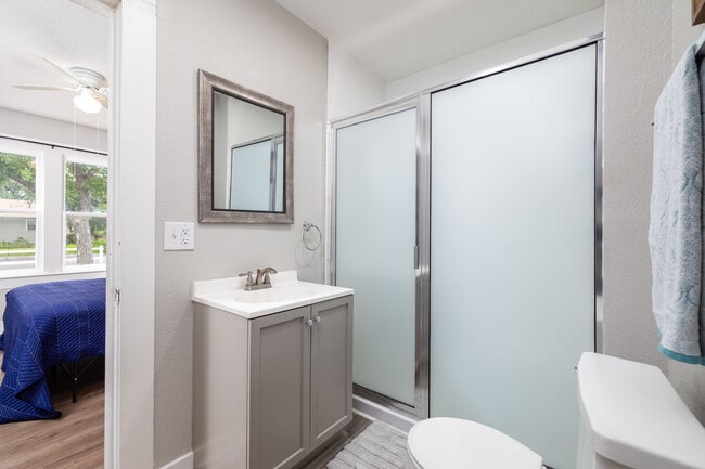guest bathroom - 418 Montecito Dr