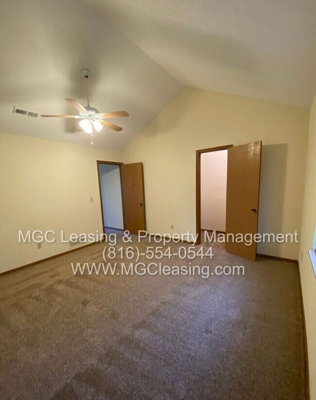 Building Photo - Chapel Oaks Community of Lee's Summit, Ready for late August Move-in!