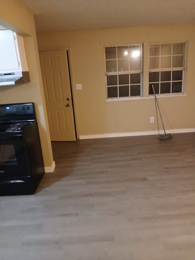 Building Photo - 204 N Warren St