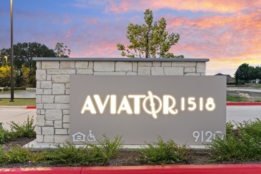 Building Photo - Aviator 1518