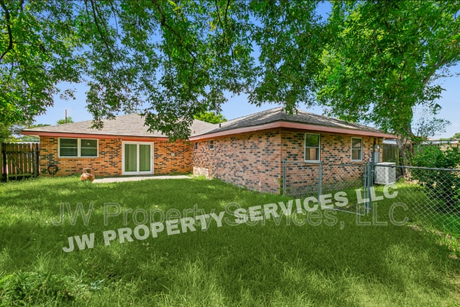 Building Photo - 2444 Somerset Dr
