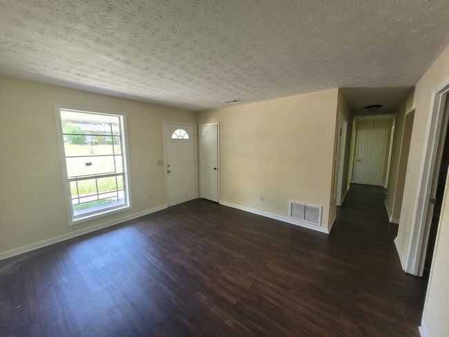 Building Photo - 4 bedroom 1.5 bathroom