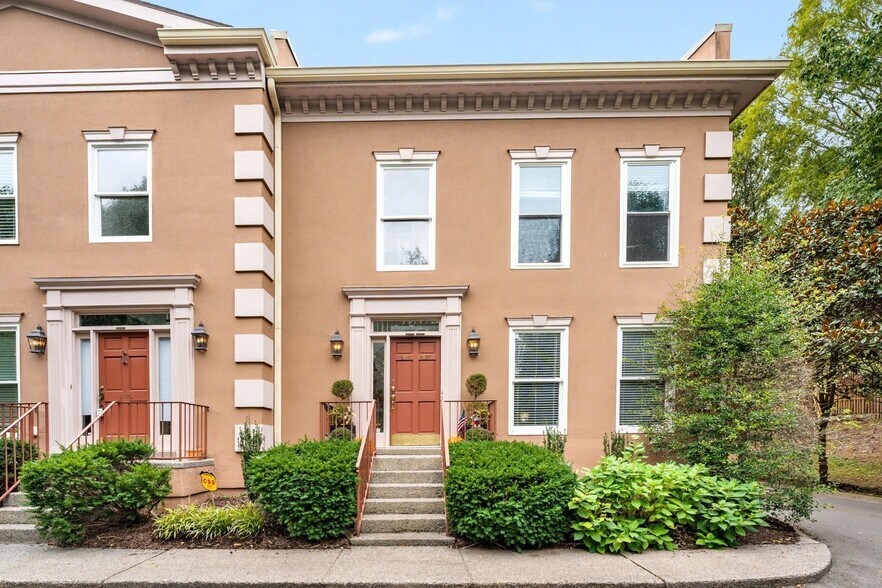 Building Photo - 3025 Woodlawn Dr