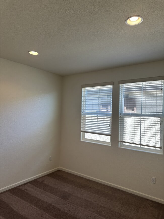 Building Photo - Gorgeous Mountain House 4 Bedroom 3 Bath Home