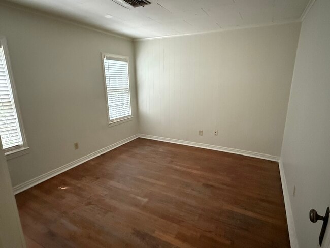 Building Photo - 641 Azalea Dr