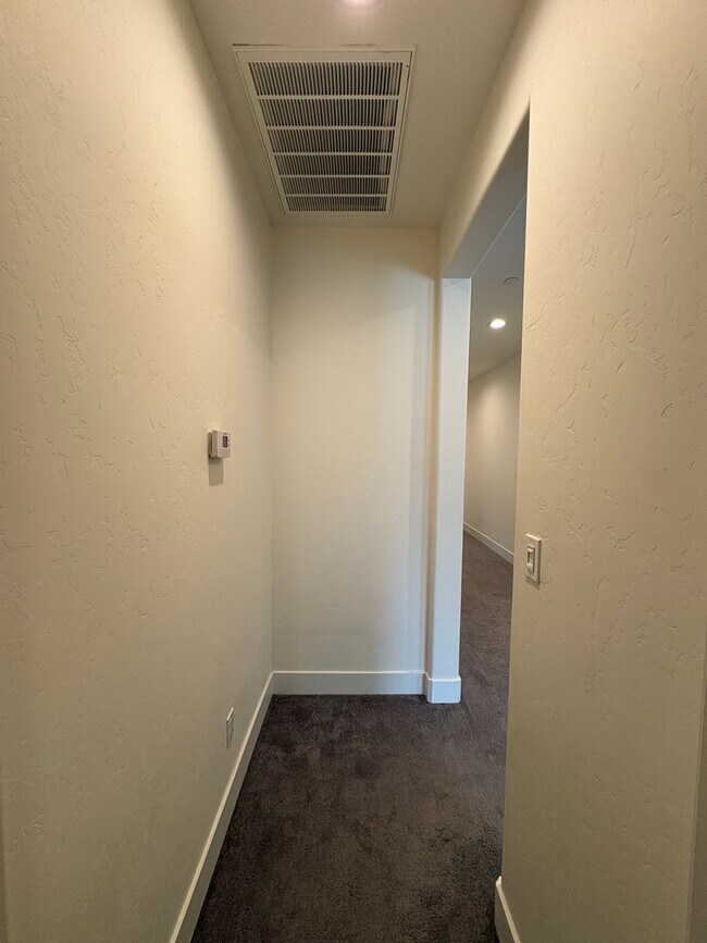 Building Photo - SE Visalia home Rent Ready!