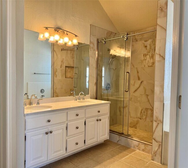 Building Photo - 1913 Lois Lynn Ln