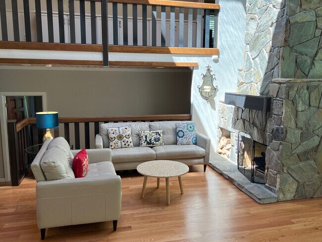 Building Photo - Gorgeous Lakeridge Shores Home Available Now