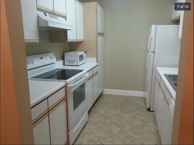 Kitchen - 2092 S Sherwood Dr