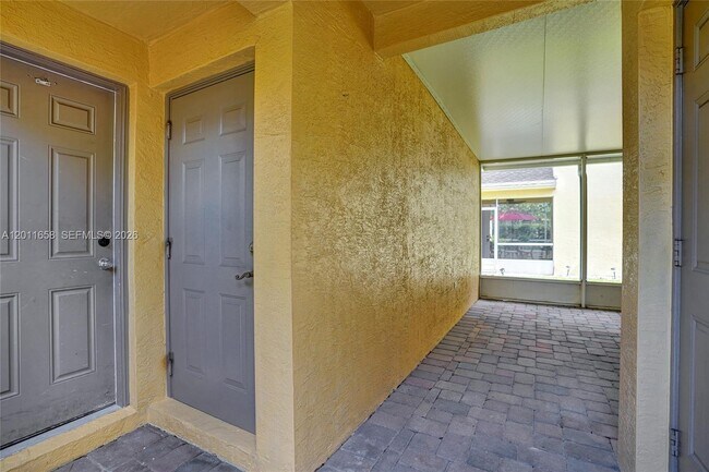 Building Photo - 2057 SE Avon Park Dr
