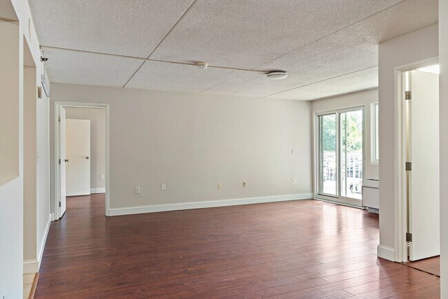 Building Photo - 200 Cove Way