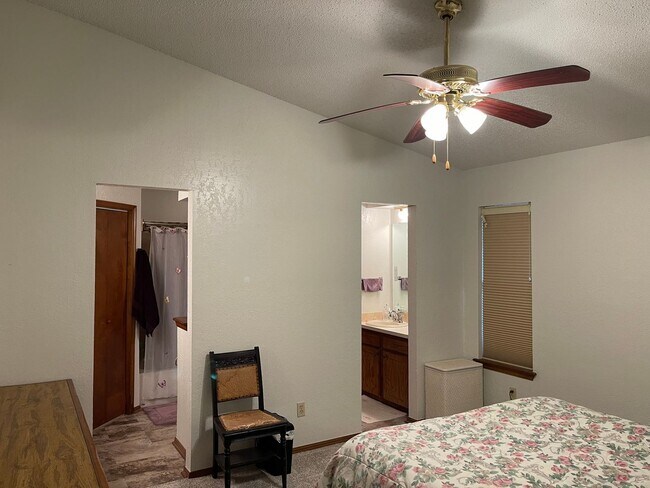 Building Photo - 3 bed 2 bath, 2 car, Moore Schools, fenced...