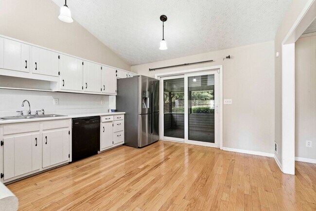 Building Photo - Spacious 3BR Home on Large Lot with Detached Garage in Fayette County