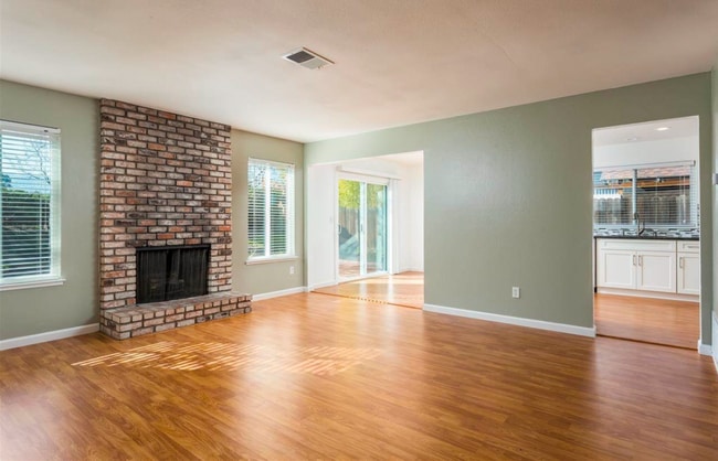 Building Photo - Beautiful 3 Bedroom Home Located in the City of Pittsburg.