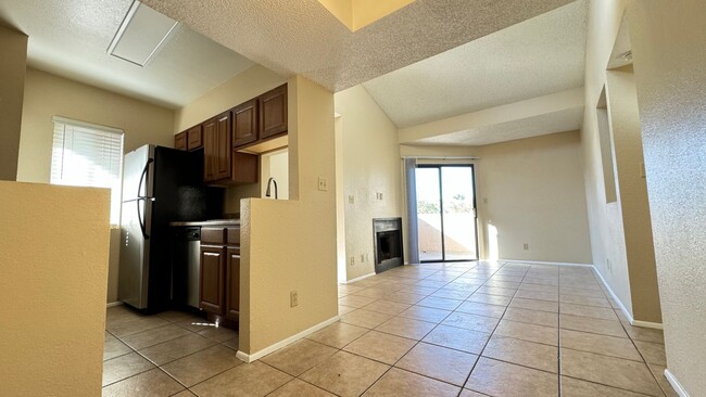 Building Photo - Central 2 bedroom condo, near U of A and UMC!