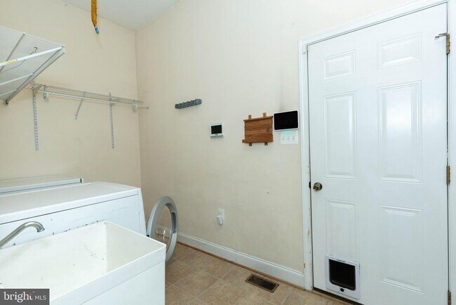 Building Photo - 15 Flag Ct