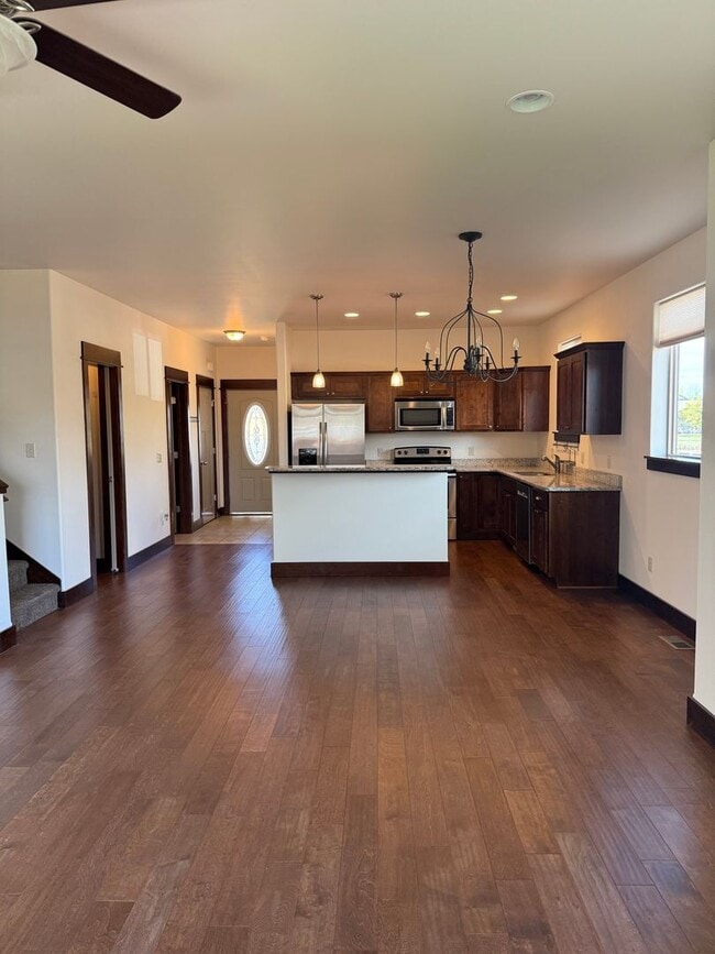 Building Photo - 5 bedroom 2.5 Bath home in Bozeman with at...