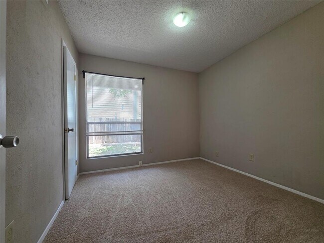 Building Photo - 11900 Alpheus Ave