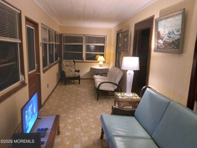 Building Photo - 10 Lake St