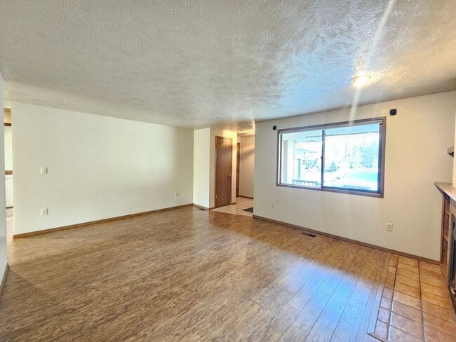 Building Photo - 6902 N Old Fort Dr