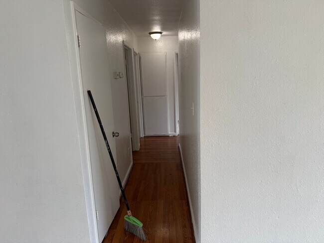 Building Photo - 3 bd 2bth- Ready to move in!! Easy access to shopping and FWY 99 and I-5!!!