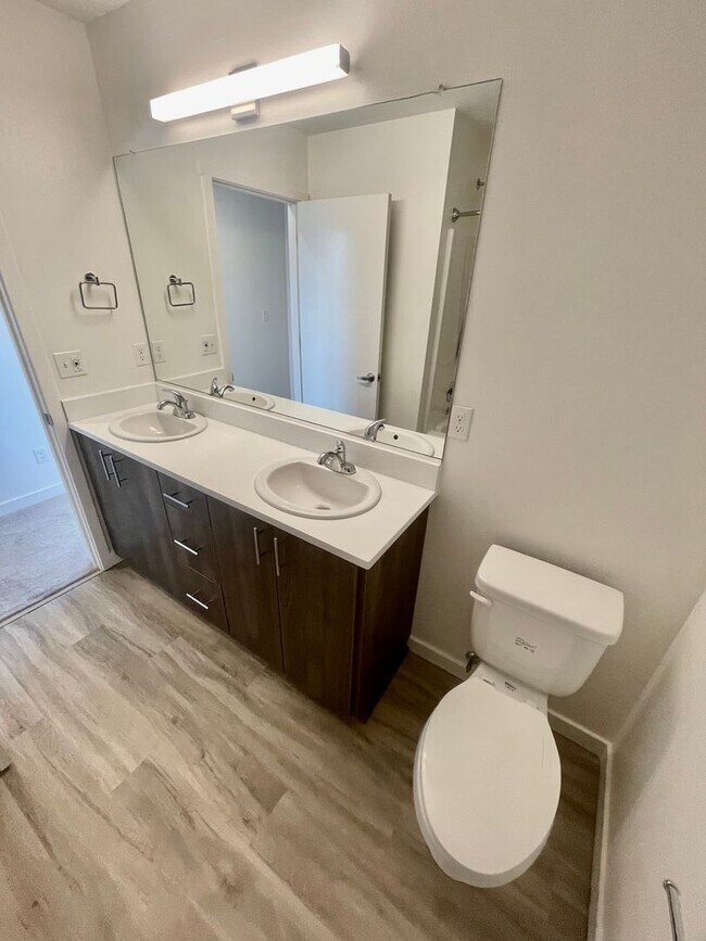 Building Photo - Spacious 2BD + Bonus Room Condo in Powellh...