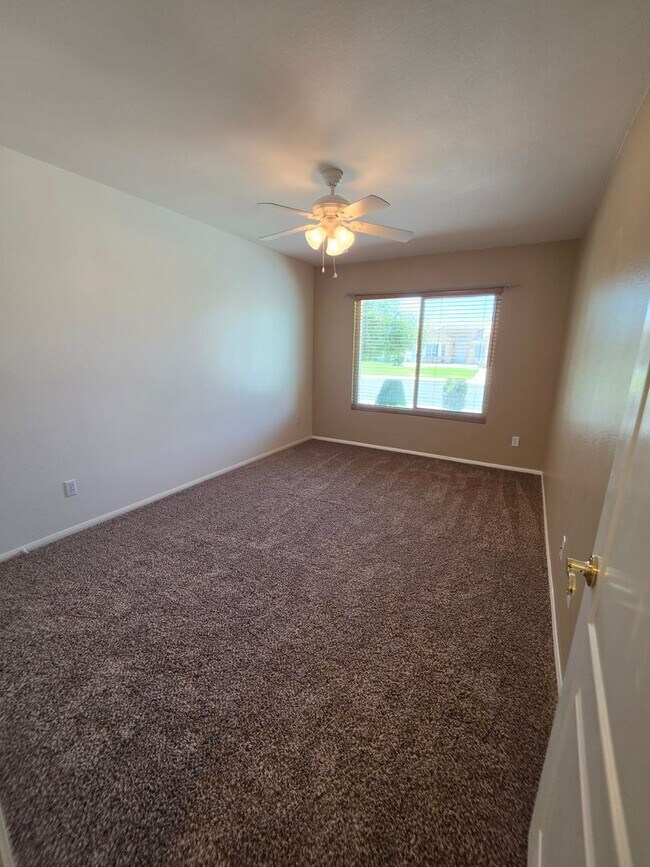Building Photo - Spacious 4 Bedroom 2 bath Home in Victorville – Landscaping Included!