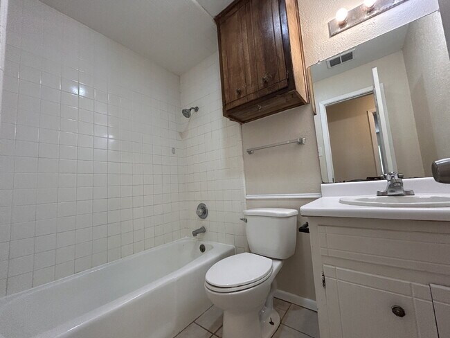 Building Photo - Updated 3/2/1 duplex in Northwest Lubbock.