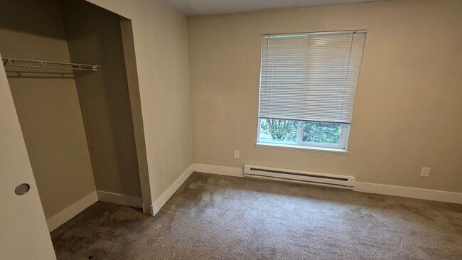 Building Photo - Open Concept Townhome with Balcony