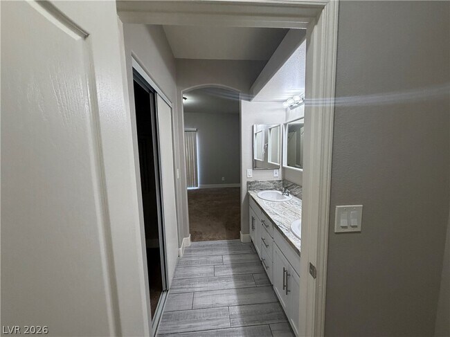 Building Photo - 1900 N Torrey Pines Dr