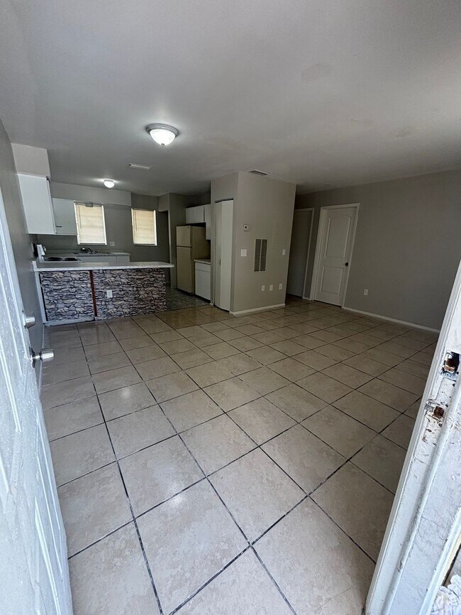 Building Photo - 929 33rd Ave W