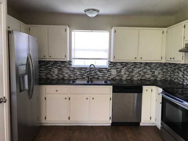 Building Photo - Convenient Location to Hulrburt Field