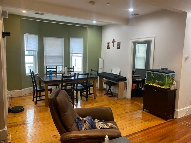 Building Photo - 44 Mozart St