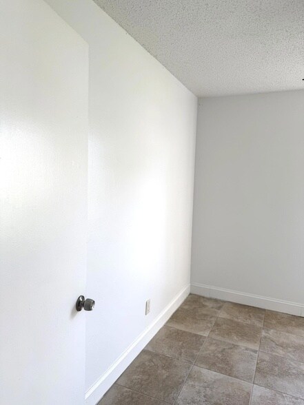 Building Photo - 582 NW Sherbrooke Ave