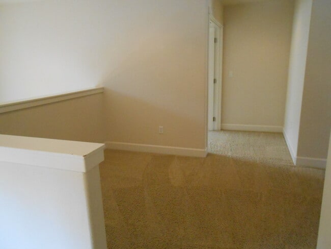 Building Photo - 1056 NE Parkview Ct