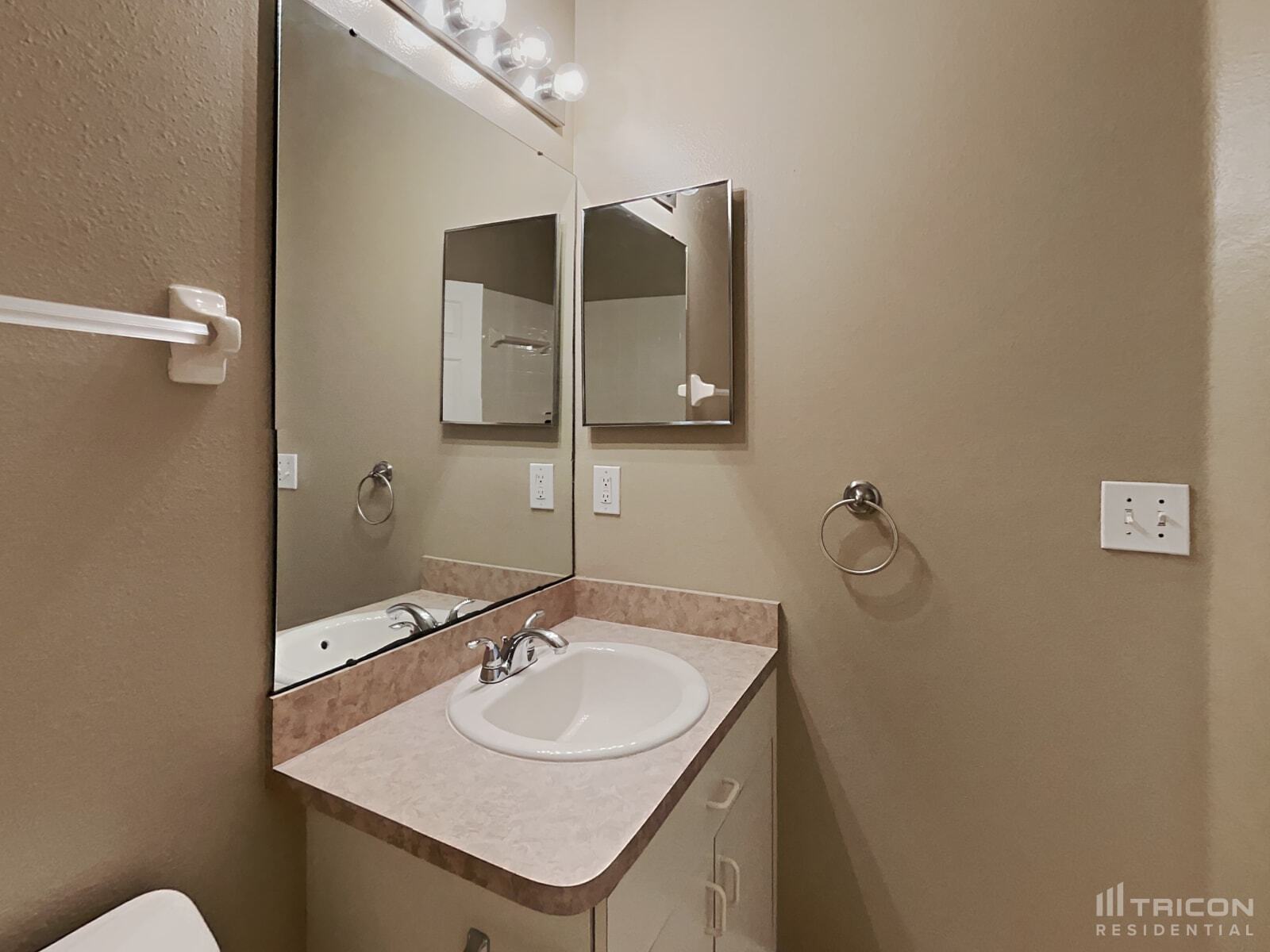 Building Photo - 9723 Riverchase Dr