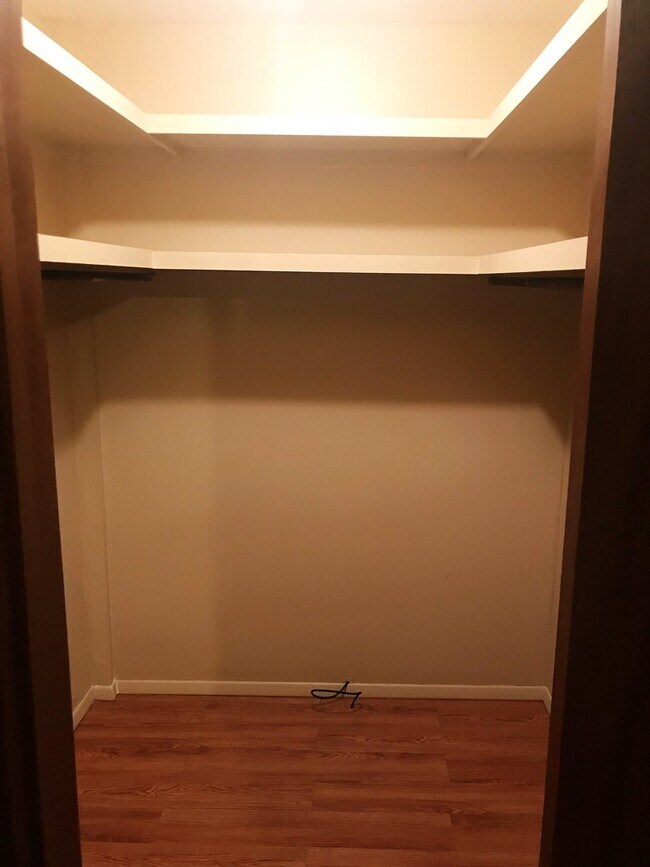 Building Photo - 2 Bed 1.5 Bath | Single Story | Nob Hill Location | Pet Allowed with Restrictions | Large Backyard