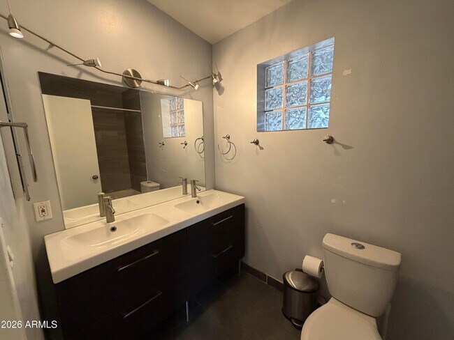 Building Photo - 717 E Granada Dr