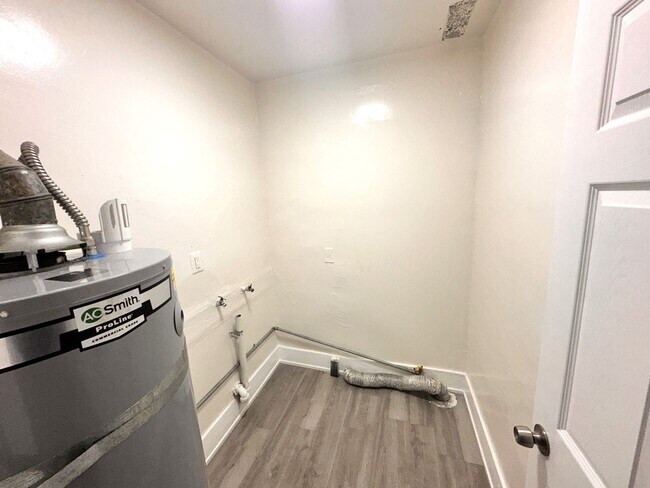 Building Photo - 1321