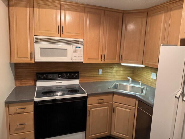 Building Photo - 239 Old Farms Rd